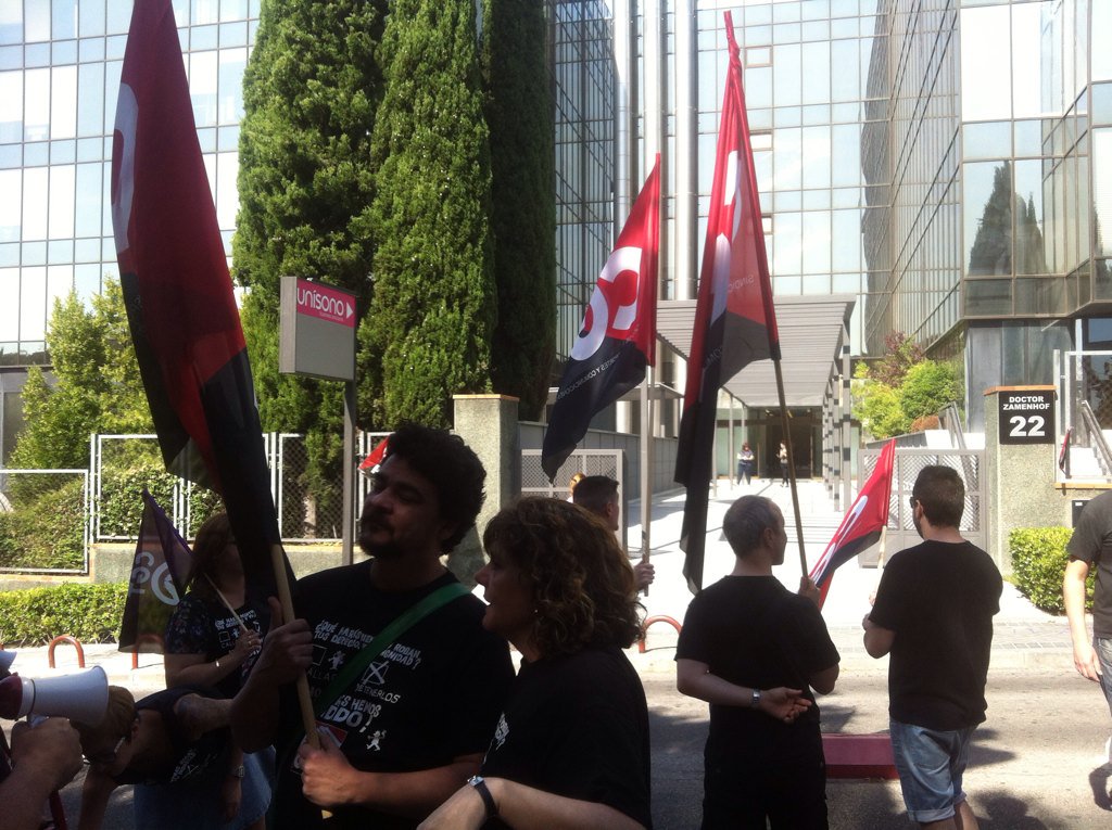 josefinamar14's tweet photo. #ErteNo #Unísono frente a las puertas protesta de trabajadores ahora en Madrid @iDiarioES @cgtunisono https://t.co/HLx9hUGoa3