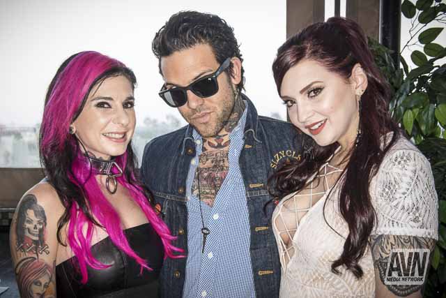 The hottest and the grooviest couple of all @JoannaAngel @the_small_hands workin the room @XRCOAwards<a class="tags" href="/tag/joannaangel">@joannaangel</a><a href="/tag/loveemall"class="tags"><span>#loveemall</span></a>