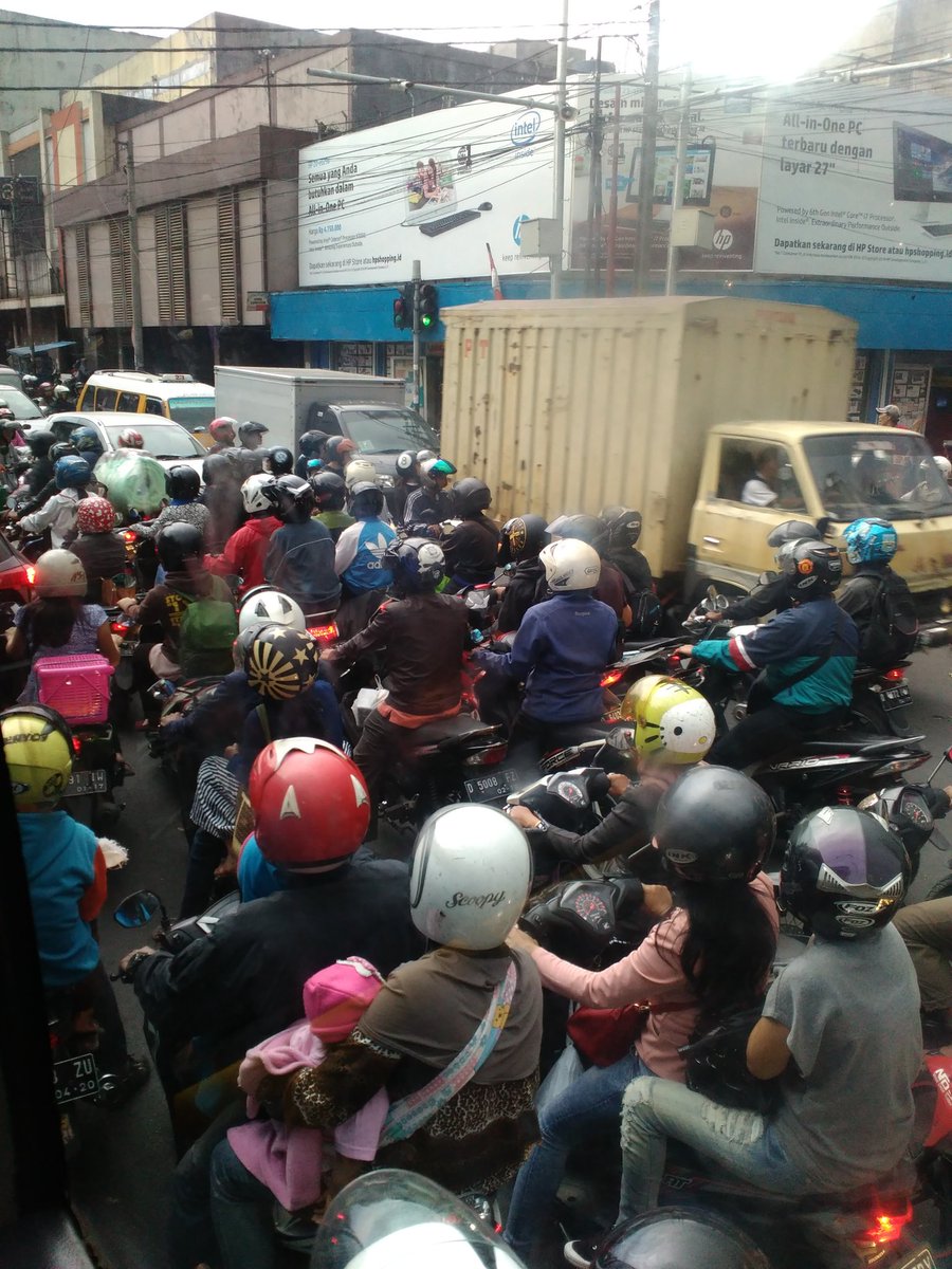 Rutinitas kemacetan di perempatan pagarsih.rambu2 lintas teu matih.polisi na kamana? <a href="/infobdg/">BANDUNG ᮘᮔ᮪ᮓᮥᮀ</a> <a href="/ridwankamil/">Ridwan Kamil</a>