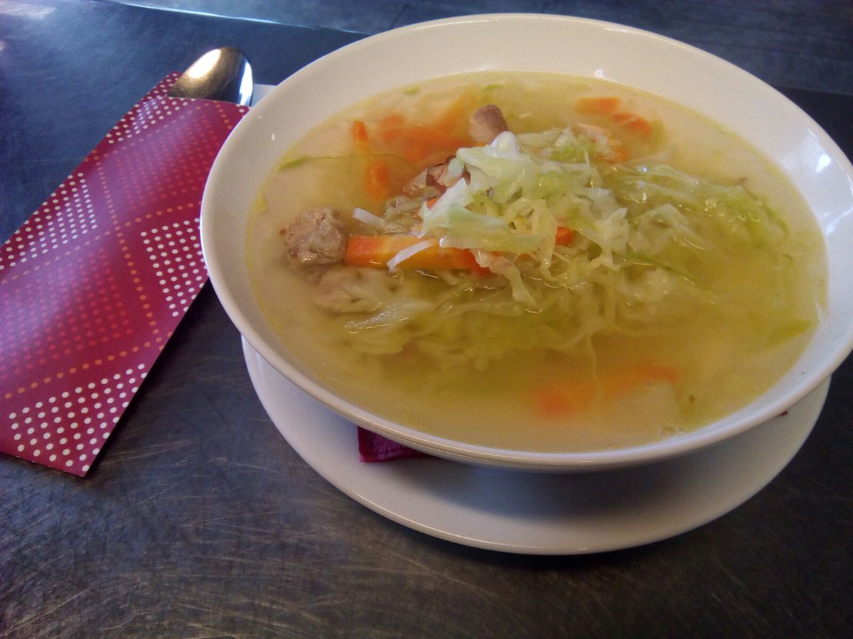 Sveiciens visiem pēcsvētku nedēļā. Cabo šodien gaida pusdienās uz skābu kāpostu zupu ar kūpinājumu.