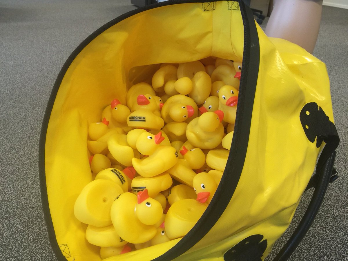 KarcherNL's tweet photo. Er zijn gelukkig nog badeendjes gered na de #Cavemanrun Valkenburg. RT en maak kans op 1 van #Karcher badeendjes! https://t.co/y9fOf1NGrD