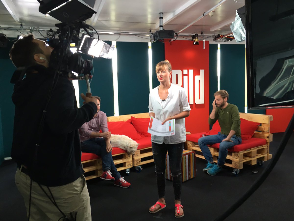 jreichelt's tweet photo. Daily und @Schlueterin ab heute aus einem neuen Studio bei @BILD – kein Tag bei uns ohne irgendwas Neues! https://t.co/BWGPLkiHfa