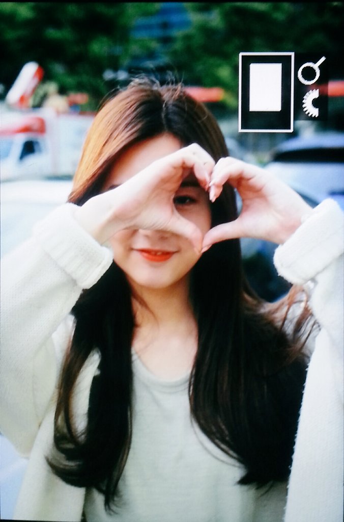 onlyone_kr's tweet photo. 160627 SBS 퇴근 프리뷰 #DIA #EUNCHAE #은채 @dia_official 다른 하트가 필요해..😝 https://t.co/GIhi0NRjCt