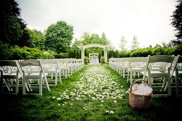WeddingEasy's tweet image. Married in a garden can be really romantic!