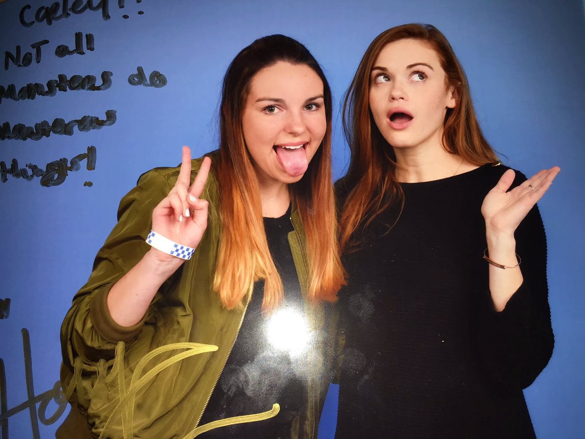 LolMdrr___'s tweet photo. 📷 Quelques autographes des acteurs sur les photos des fans à la #howlercon : https://t.co/RZ0zJJxUVQ