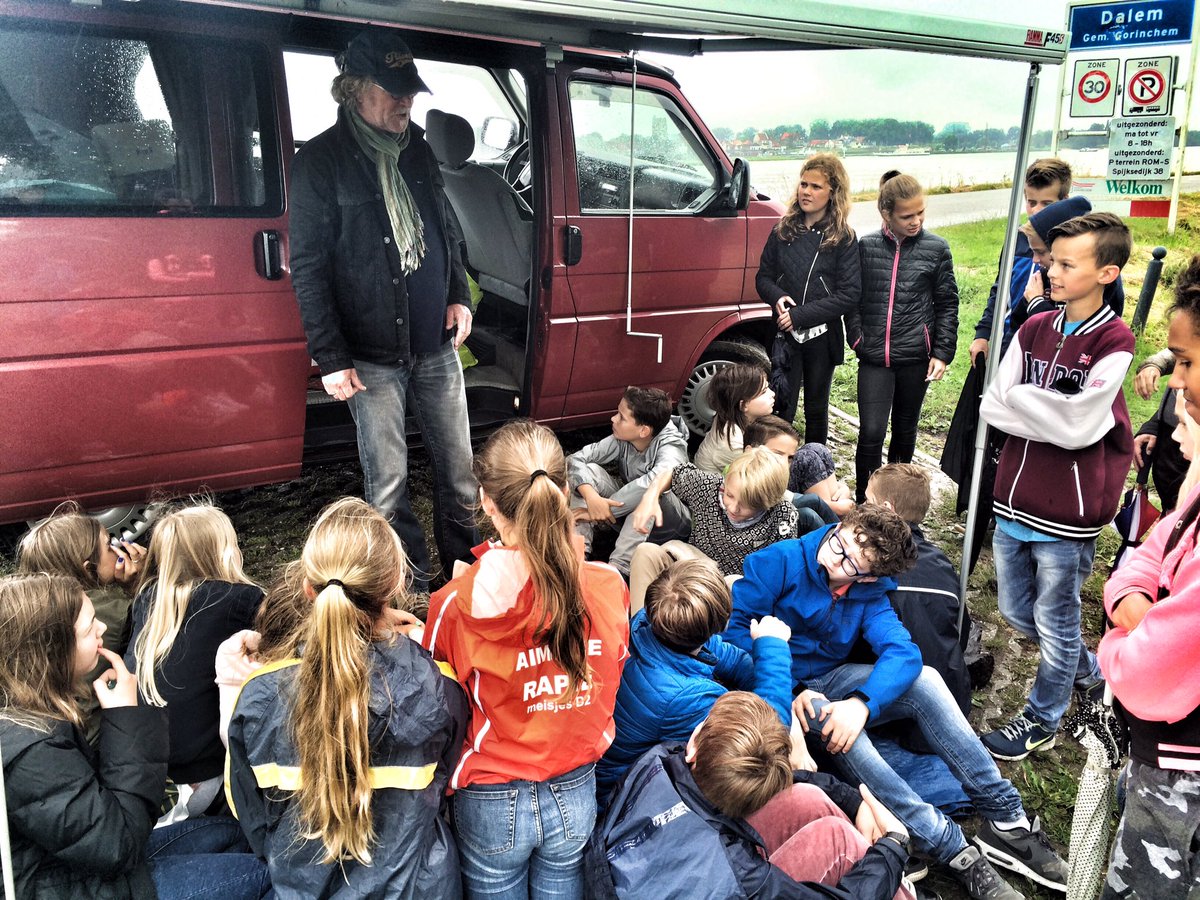 DeMerwedonk's tweet photo. Door weer en wind... Groep 8A laat zich niet tegenhouden om een les voor dijken te volgen ! @ovo_po https://t.co/WB4mqyWTnf
