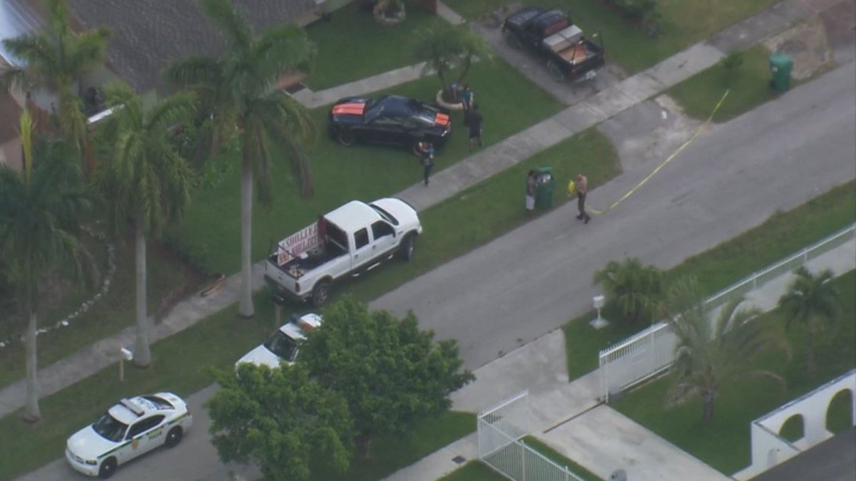 Burglar caught inside southwest Miami-Dade home fires at residen bit.ly/28Yvr7t?utm_me… https://t.co/X6R2c0bNoY