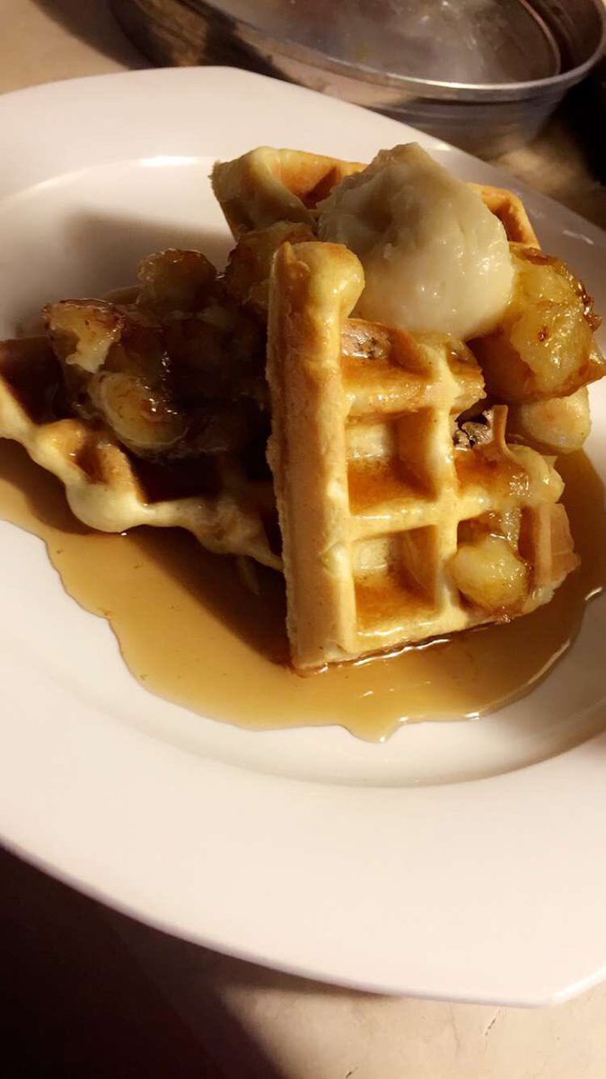 SARCASMSpersona's tweet photo. Cinnamon Vanilla Nut Waffles with Caramelized Bananas & Cream Cheese Icing ๐ #iMadeBreakfast https://t.co/ld1GtCWAZE