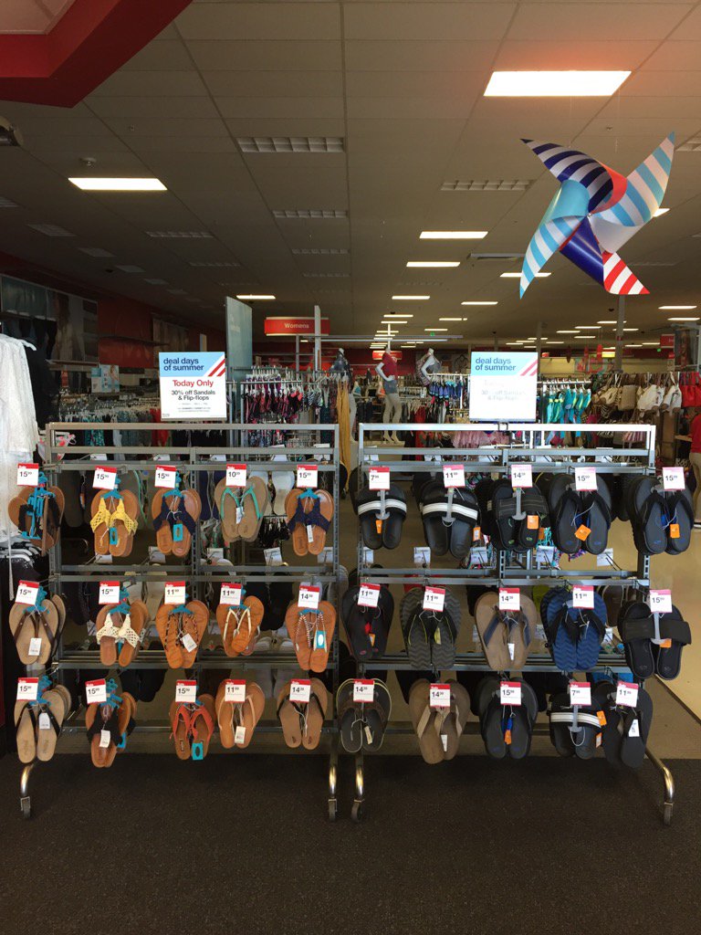 T2559 making sure all guests see our "Deal of the day"! #dealoftheday #sharkdeals <a href="/adriennelebo/">Adrienne Lebo</a> <a href="/Jeff_DeMoss/">Jeff DeMoss</a>