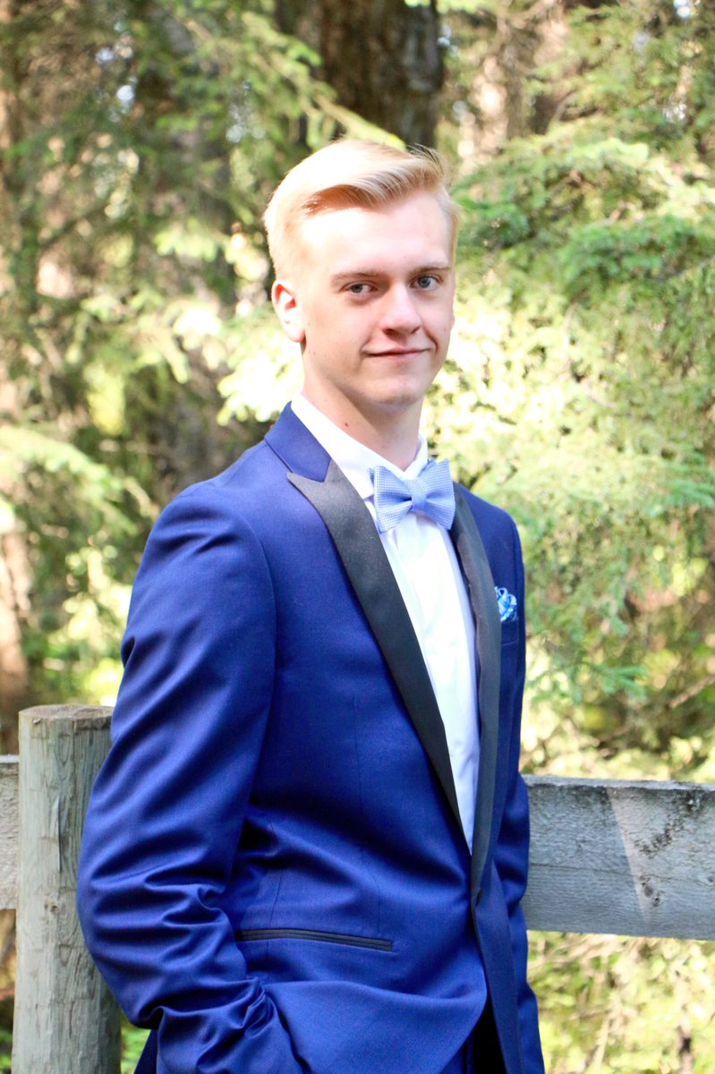 CourtneyS_04's tweet photo. Got to practice my photography last night #BrandonsGrad #Grad2016 #Canon https://t.co/cfYqo1Srxn
