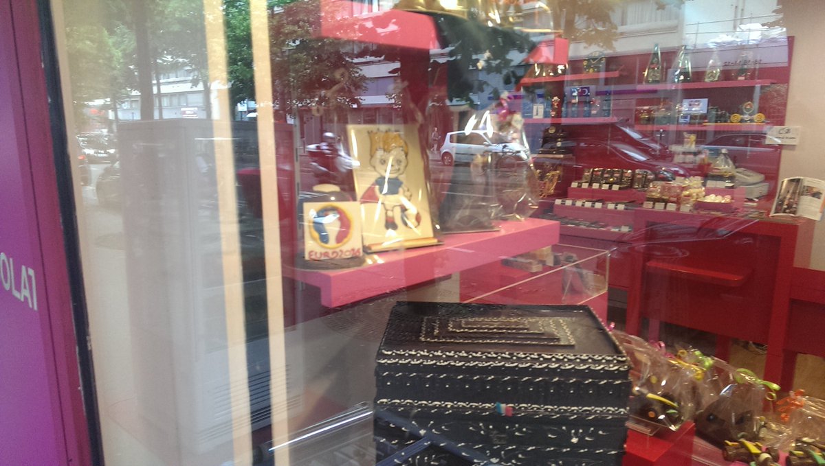 Stortbeat77's tweet photo. Amazing #EURO2016 chocolates on display in Paris arrondissement 15 #GATEAUX2016 https://t.co/0vMiIQ7CRJ