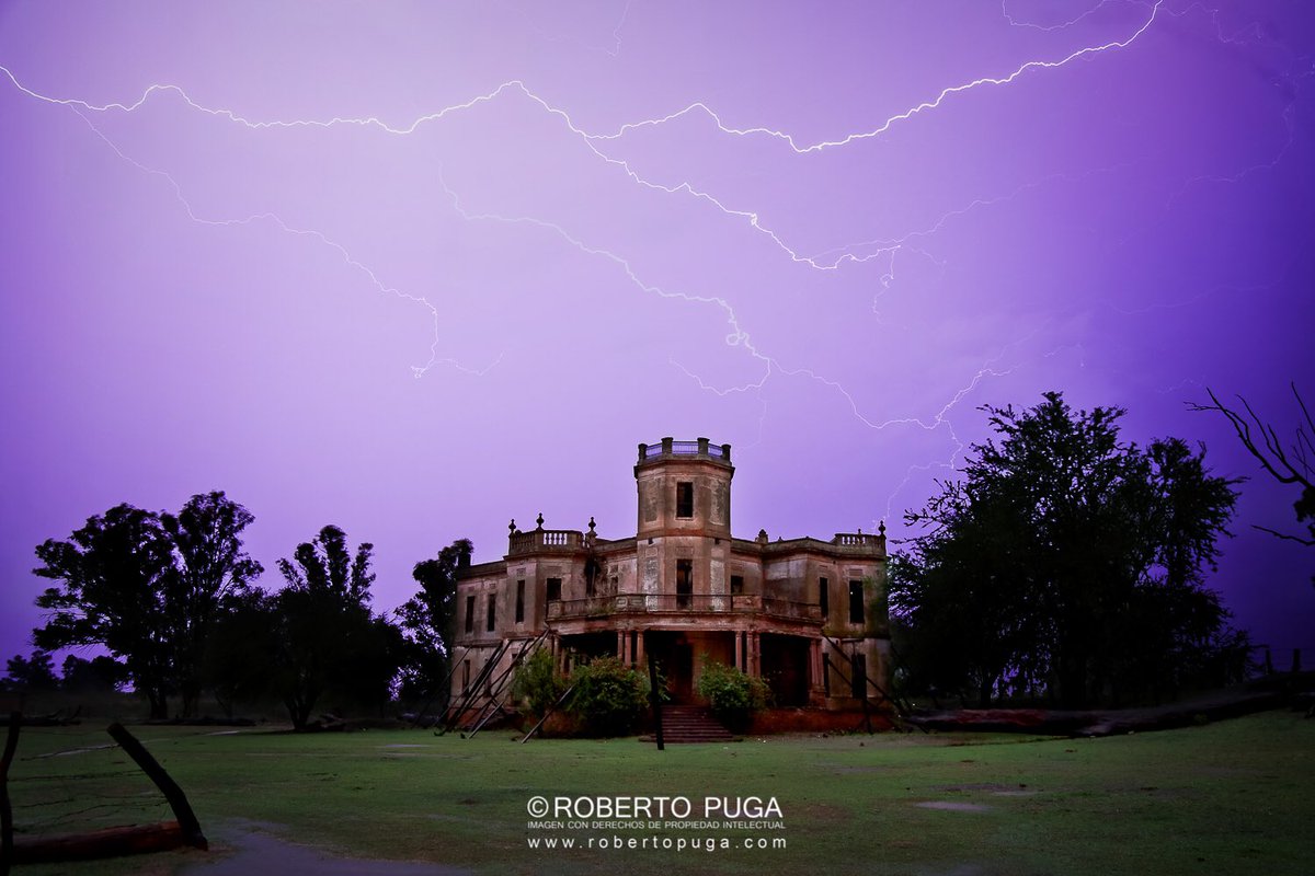 robertopuga's tweet photo. #stormynight #storm #lighting #stormlightning @chematierra #JaliscoDeCorazon #méxicomaravilloso #CazandoRayos https://t.co/83LtGwt42M