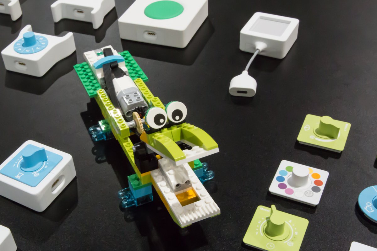 LEGO_Education's tweet image. Let&apos;s make #computationalthinking physical with #WeDo2 and #projectbloks at #ISTE2016 - g.co/projectbloks!