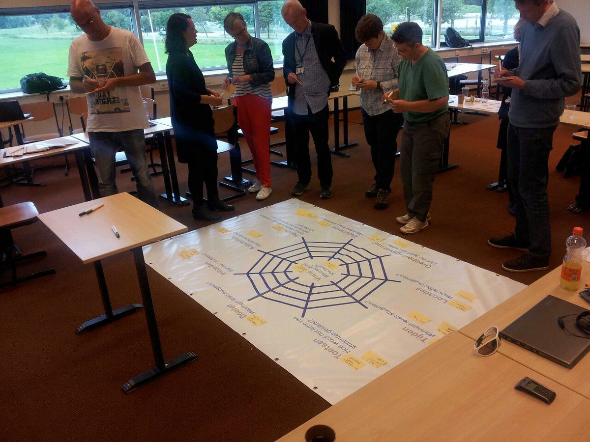 TheovdBogaart's tweet photo. Nog een spinnenweb: in het #CarpeLL international learning lab @HU_Utrecht @ingblauw #blendedlearning https://t.co/kQOUKYIKJ5