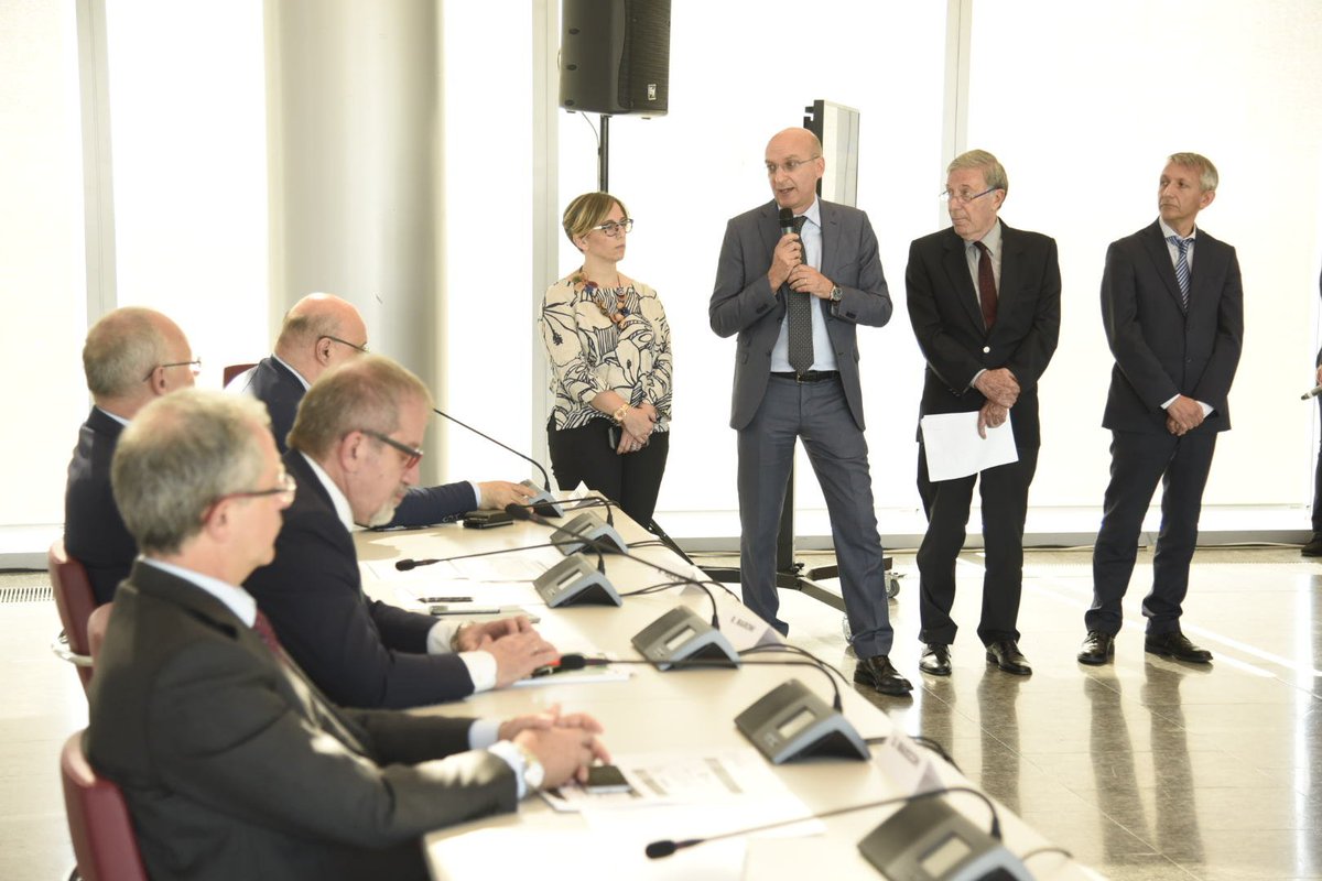 RegLombardia's tweet photo. #LNews @RobertoMaroni_ e ass. @mauro_parolini a presentazione #accordicompetitivià con aziende lombarde https://t.co/ObHb5dpEHl