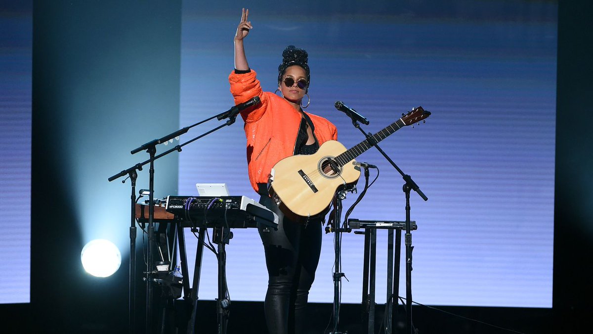 MTVMusic's tweet photo. Alicia Keys Was A One-Woman Band At The BET Awards https://t.co/uUsMgfe0cm https://t.co/AkVMbafOjF