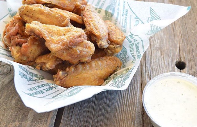 WingStop412's tweet photo. Where'd you get that LP🍗 from?  #Daddy #Wingstop412 https://t.co/MBs6W6wkJ4