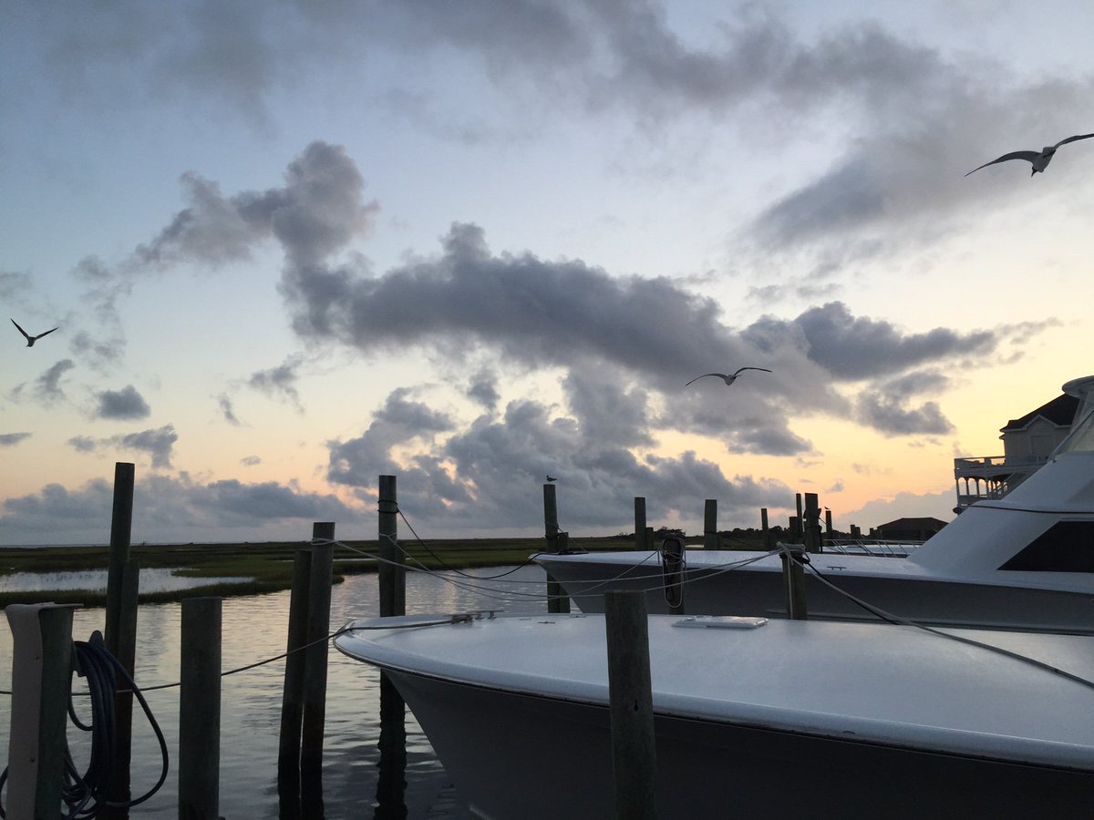 HatterasYachts's tweet photo. #MondayMotivation: #45Express Littlerascal is at the Hatteras Marlin Club, fishing the Blue Marlin Tournament. https://t.co/MKWqL9Srv4