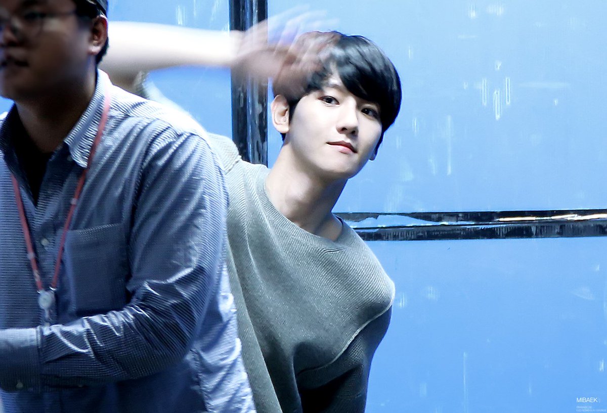 mdzlhcy_'s tweet photo. hq พี่แบคเมื่อวานนี้น่ารักก หน้าใสๆ โบกมือดุ๊กดิ๊กๆ ยิ้มนิดๆ ปากอมชมพู คือไม่ต้องแต่งหน้าจัดก็ดูดีแล้ว 😚😚 https://t.co/gAhLYtttXH