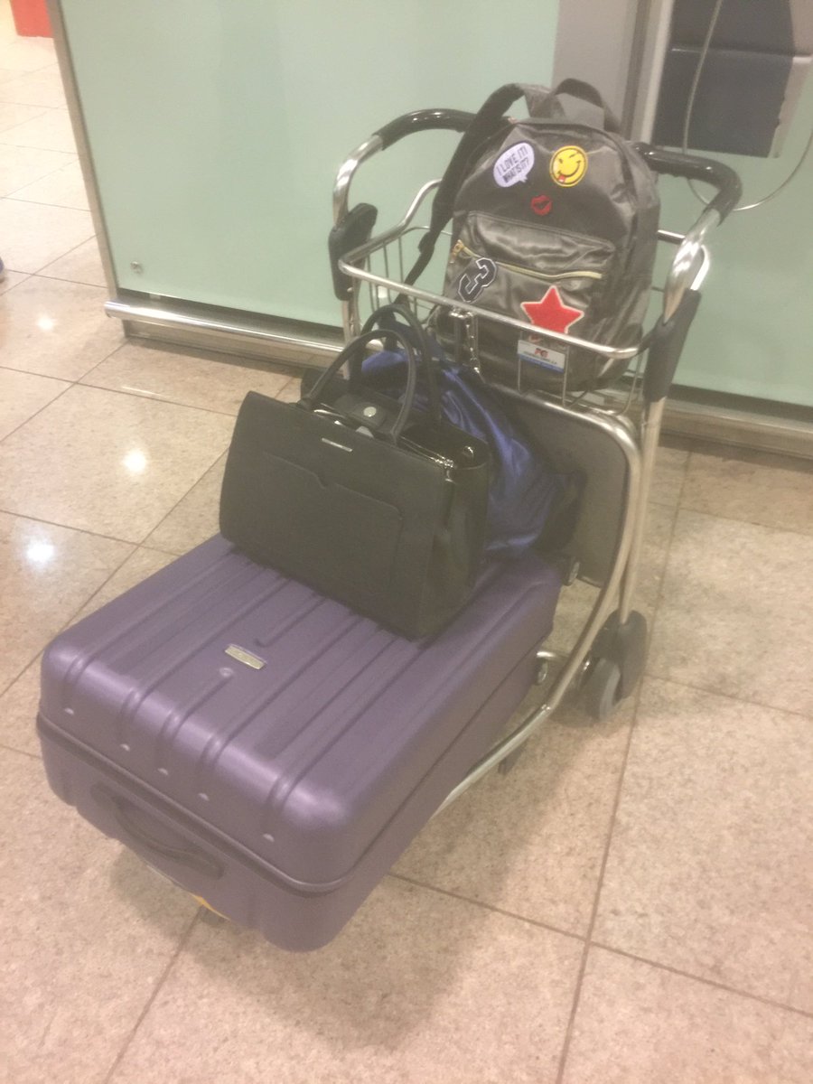 rocigd's tweet photo. Después de + 72h aparece nuestra maleta en el Prat ¿que os costaba avisar y nosotras misma hubiéramos ido? #vueling https://t.co/5CF0jBlDNo