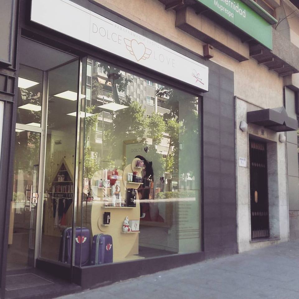 Vídeo de la apertura, el 16/06, d la parafarmacia erótica <a href="/DolceLove/">Franquicia DolceLove</a>. Sigue leyendo facebook.com/ValerieTasso.O…