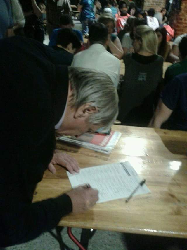 Anche Don Ciotti firma la legge sul diritto allo studio :)