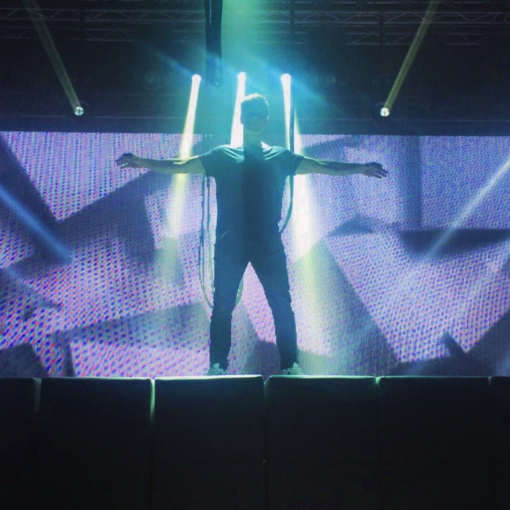 sakisrouvas's tweet photo. Τελική πρόβα #Ola για το Opening Act του #MadVMA16 αύριο, Τρίτη, στις 8:00 το βράδυ ακριβώς! Let's rock 🚀💥 https://t.co/bQ6um2JEsY