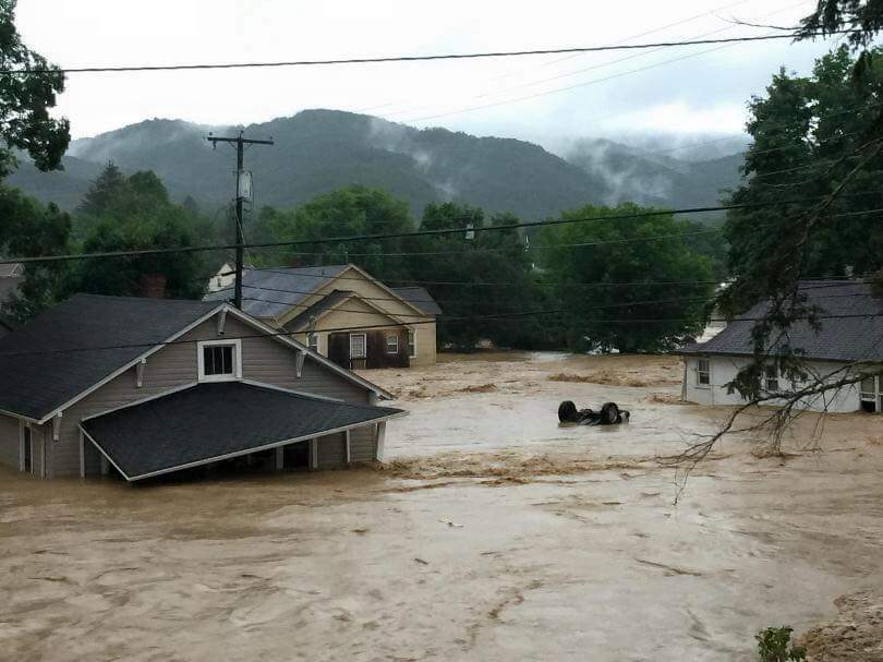 ThressaThressa's tweet photo. #prayersforWV please keep the sate in your prayers much help is needed https://t.co/sTNwYOQXQH