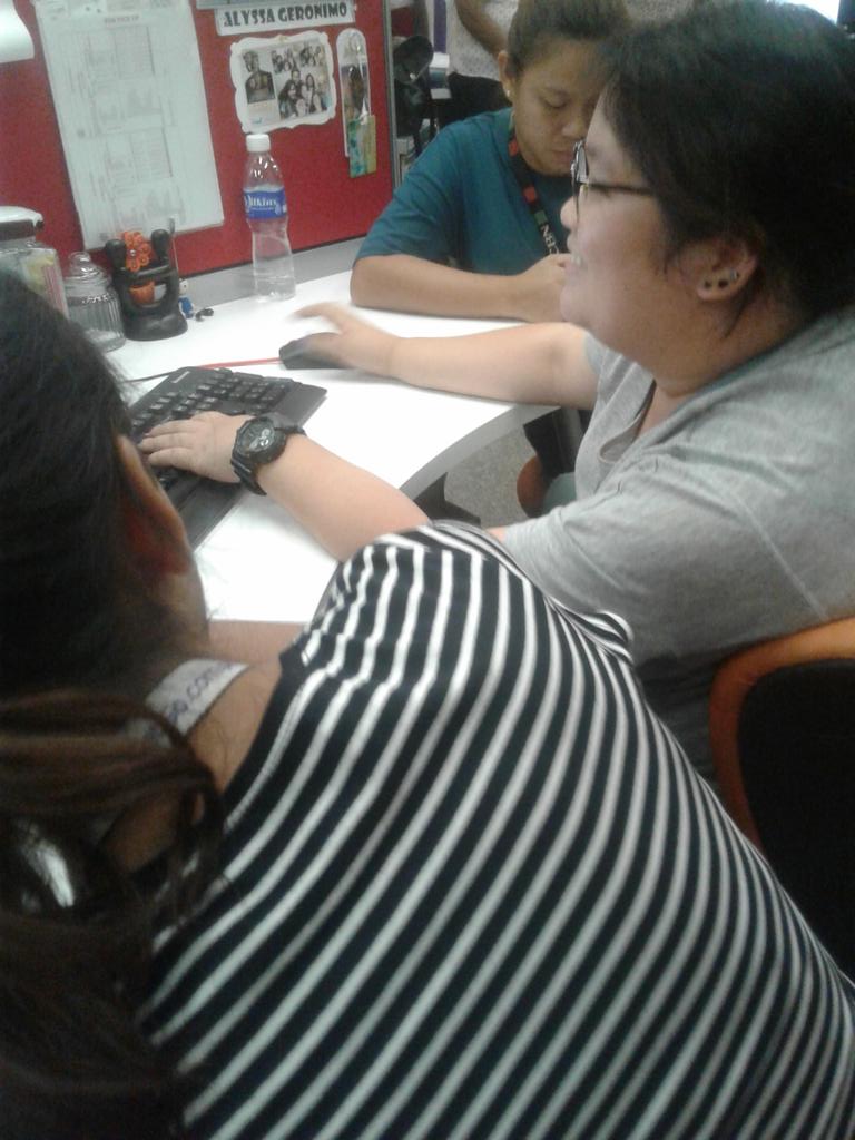 reynaldodp's tweet photo. Emily chilling and chatting with officemates before leaving for home. #EmilyHavingFun #EmilyEmily https://t.co/wp5TIxDaYn