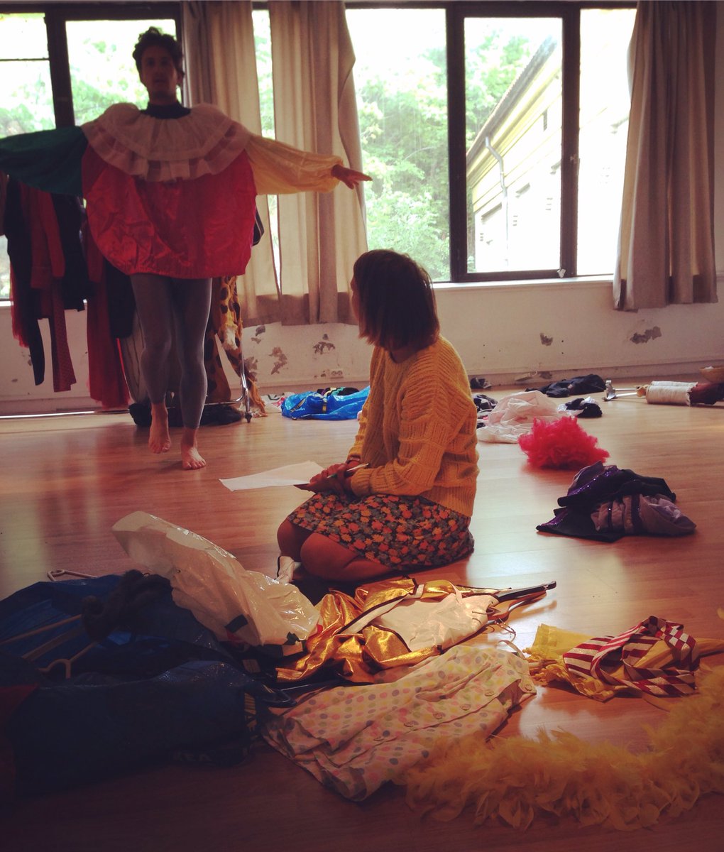 Kostymeansvarlig Lucy Odberg kler opp sirkusgjengen! 👗👔👘🎩👓#scenegalsommer2016 #MSsirkusmysteriet