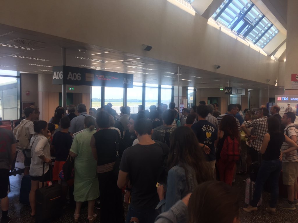 Marc_Torras's tweet photo. @vueling_reclama @vueling sigue el caos #Vueling https://t.co/Crtbntn1nE