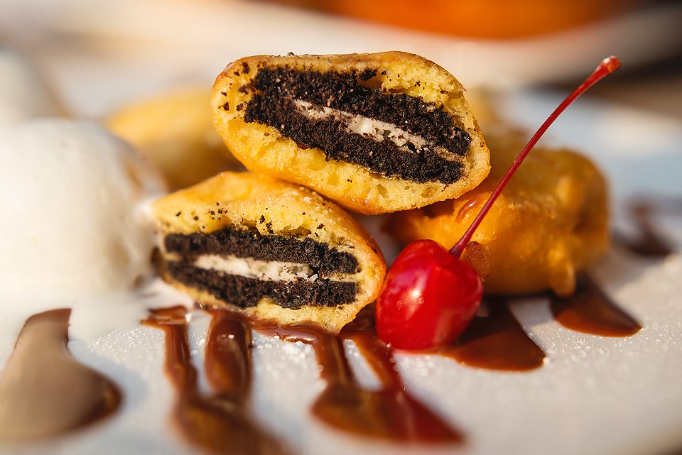 HudsonsBurgers's tweet photo. Do they taste as good as they look? Absolutely. #HudsonsDeepFriedOreos https://t.co/6MrzugyZpz