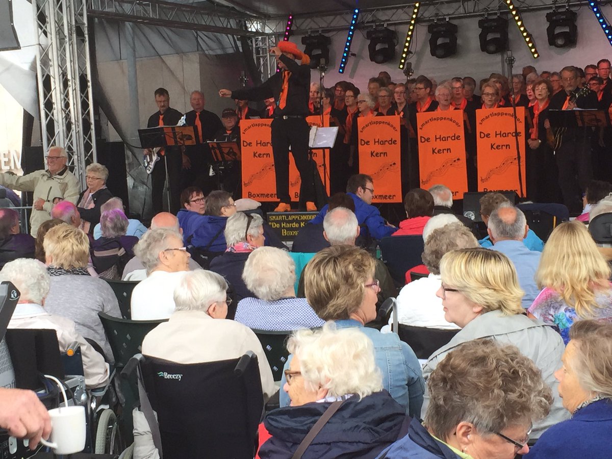 Ondanks de regen is het weer woeiend druk op Zilveren Maandag tijdens de Kermis in #Boxmeer.