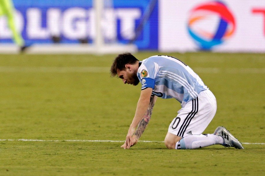 Que esta no sea la ultima imagen del mas grande. Sin vos no ganamos nunca mas #NotevayasLeo