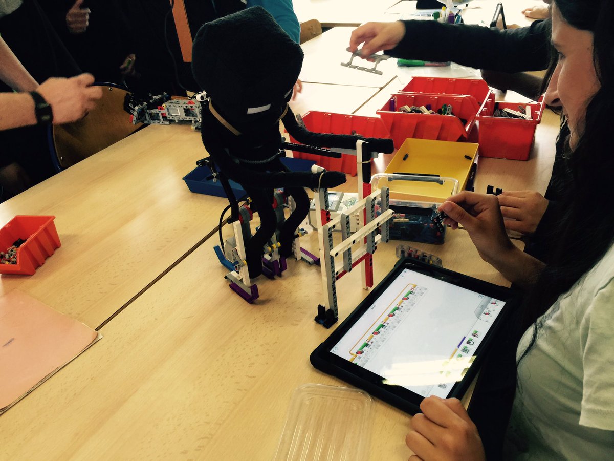 savantures's tweet photo. #Robotique et #Biomécanique avec l'exosquelette de la #PoupéeQuiValait2GO #MO6 avec les CM2 de @Halatte #SavNum16 https://t.co/cbkaiTfk6a