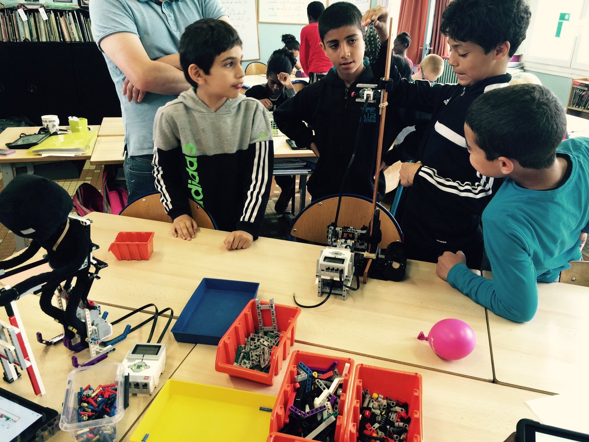 savantures's tweet photo. #Robotique et #Biomécanique avec l'exosquelette de la #PoupéeQuiValait2GO #MO6 avec les CM2 de @Halatte #SavNum16 https://t.co/cbkaiTfk6a