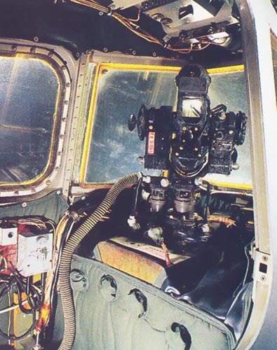 B 29 Bot 尾部銃座 尾部銃座では他の銃座と同様に 照準器内に敵機を捉え 距離の変化を入力するだけで自動で見越し射撃するシステムを搭載していた それに加え 敵機との相対速度が小さいため狙いやすく 1番戦果が上がる場所でもあった T Co B 29 Bot 尾部銃座 尾部銃座では他の銃座と同様に 照準器内に敵機を捉え 距離の変化を入力するだけで自動で見越し射撃するシステムを搭載していた それに加え 敵機との相対速度が小さいため狙いやすく 1番戦果が上がる場所でもあった T Co