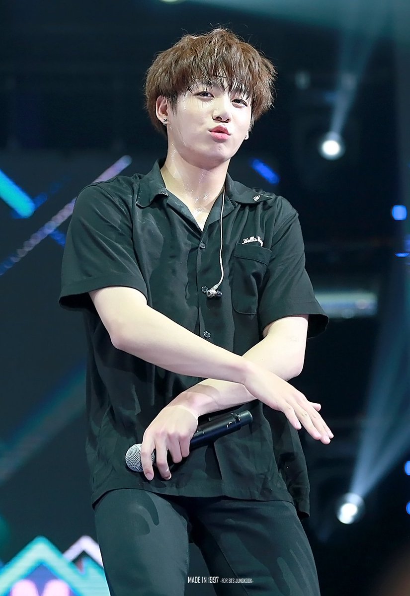 madein1997_jk's tweet photo. 강아지잖아ㅠㅠ 강아지맞다고ㅠㅠㅠㅠ
셔츠 입은 것도 취향저격♡ #정국 #방탄소년단 
@BTS_twt https://t.co/hMXvtZ6BtZ
