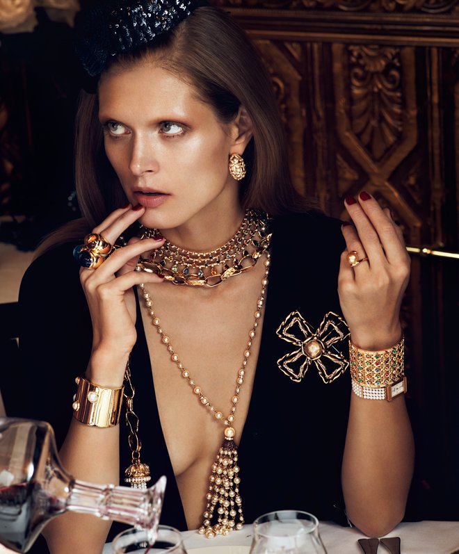 VogueFrance's tweet image. On a déniché le best of des bijoux Chanel ou YSL des 60's et 80's à shopper chez @Artcurial bit.ly/2929fxh