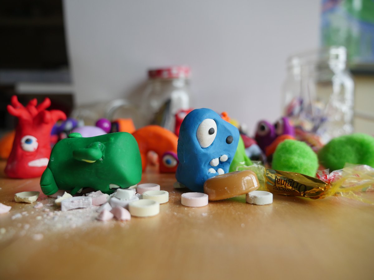 [Jim] GEORGE LOOK MORE CANDY HURRAY!!!!!
[Bobbin] JIM! GEORGE!! You've had ENOUGH candy!!