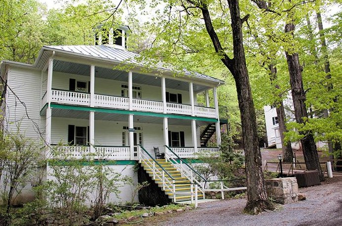 Capon Springs and Farms is a modern mountain resort with deep-rooted heritage. wvliving.com/Spring-2015/Th…