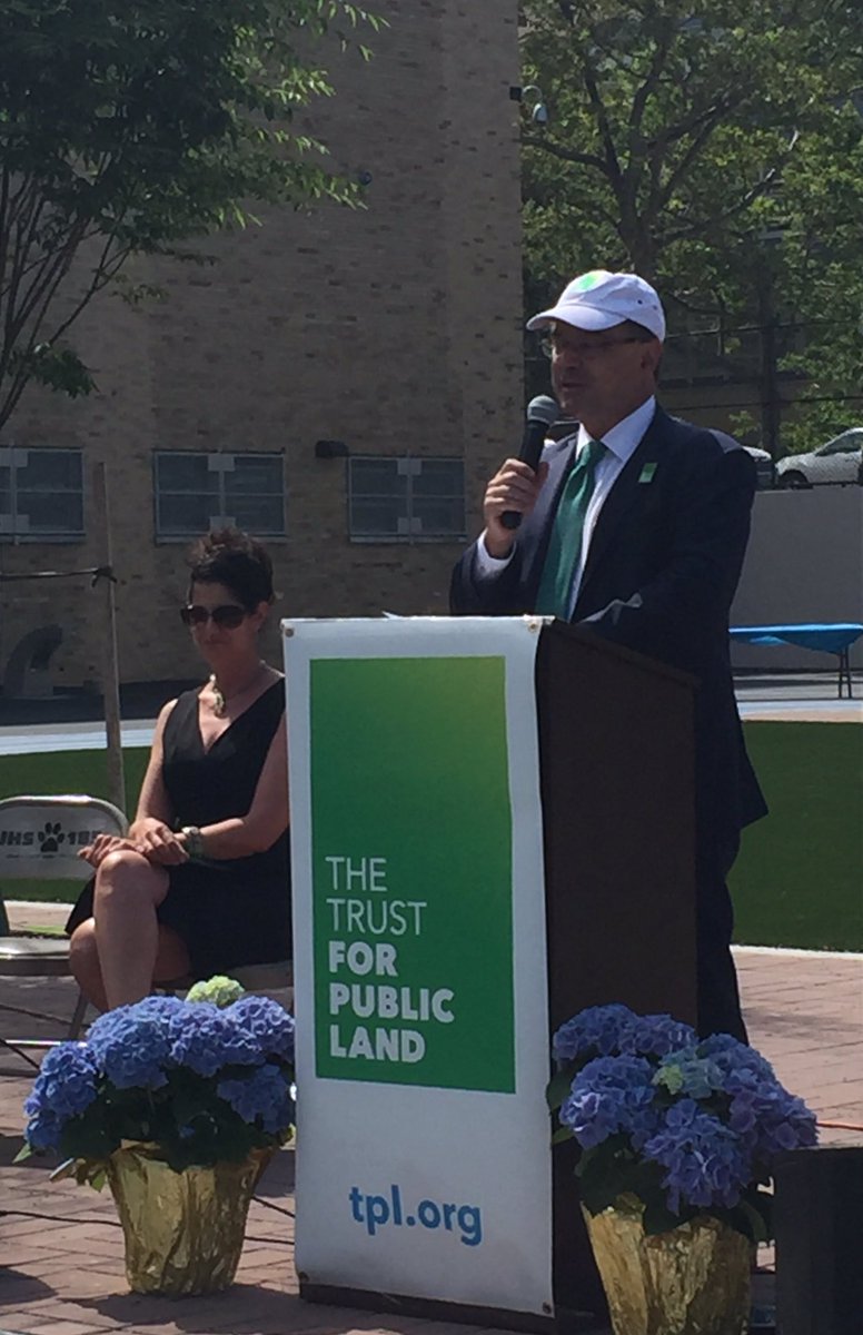 mikeschnall's tweet photo. .@tpl_org Sr VP @Adrian_Benepe talking #trees &amp; history of #Flushing at #Queens JHS185 grand opening #ForeverParkie https://t.co/F3CDvORYCi