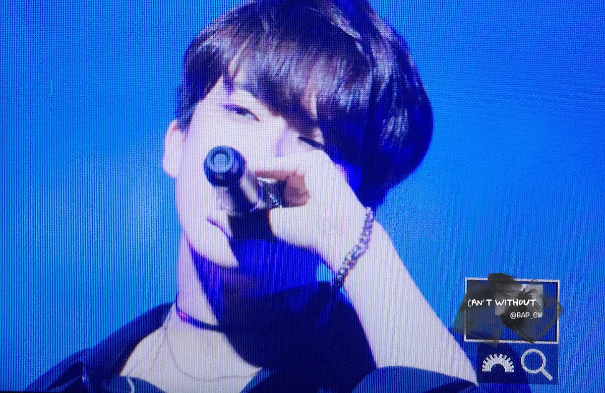 BAP_CW's tweet photo. 160627 #BAP LOE in Singapore #영재 #Youngjae @BAP_Youngjae 고마워❤️ https://t.co/sAQbApiVLo