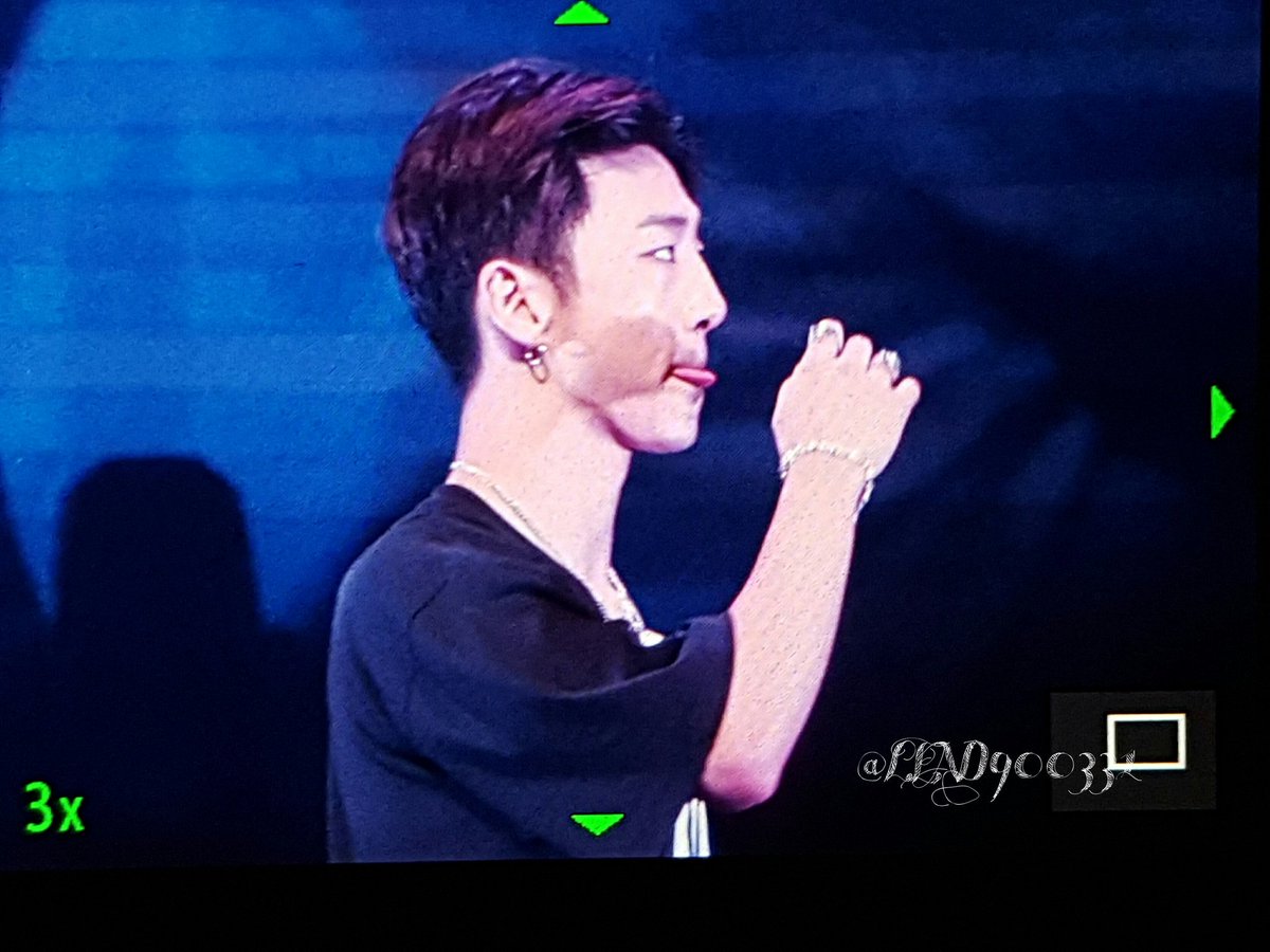 LEAD900331's tweet photo. {PREVIEW}160627 LOE AWAKE 싱가포르 #LOE2016SG #방용국 https://t.co/KHvtWILmyV