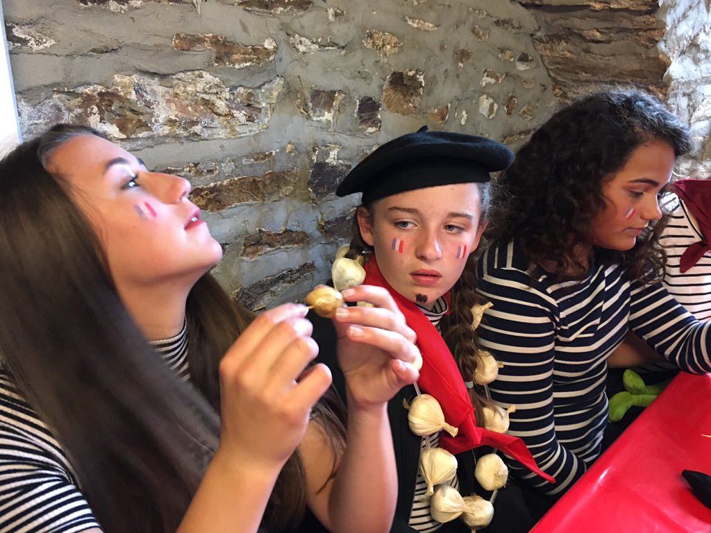 CN_ChateauBTrip's tweet photo. Frogs legs and snails! @CastleNewnham #immerseinculture https://t.co/1VKrZDjbfR