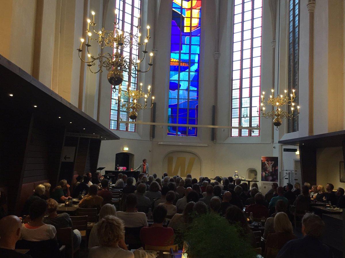 Onze <a href="/MarleenvdHout/">Marleen van den Hout</a> presenteert haar boek 'Start vandaag met ademen' in een bomvolle Broerenkerk. Trots!