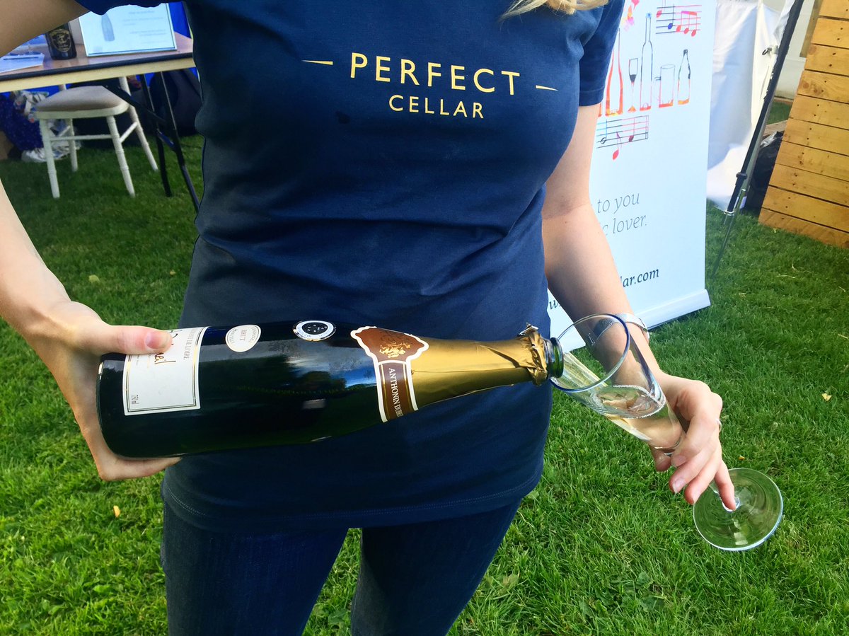 SummerSessionUK's tweet photo. Free bubbly courtesy of @PerfectCellar! Catch them at the interval and grab a glass of Cremant! @Chiswick_House https://t.co/DiC8JSCZn6