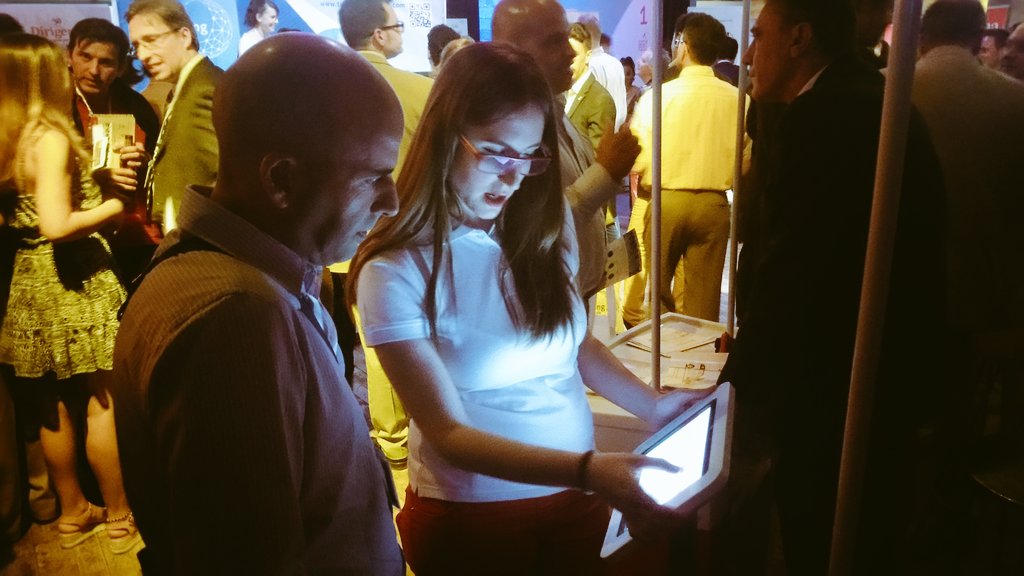 CasandraML's tweet image. #felizmiercoles en #T4Networking haciendo contactos con más de 500 #empresas #pymes y #profesionales con @tve_tve