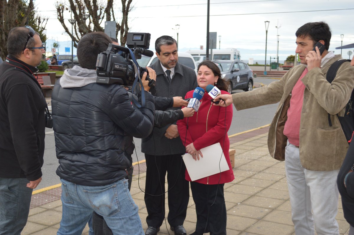 SenameLosLagos's tweet photo. Directora @Pakasoca y @MintrabLosLagos entregaron cifras de Trabajo Infantil: 36 casos en la región durante 2015 https://t.co/05wXuWkPAB
