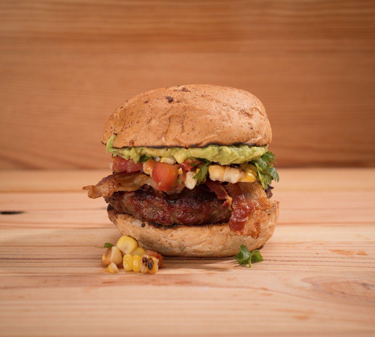 b_goodofficial's tweet photo. Unser neuer Salbacado Burger kombiniert Avocado mit einer hausgemachten Tomaten-Mais-Salsa und Schweizer Speck! https://t.co/2NSzYxzFvZ